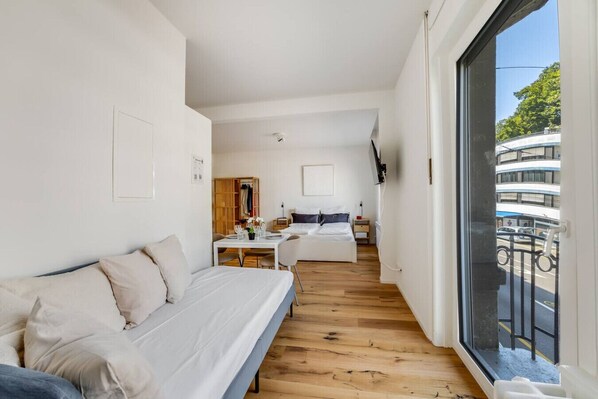 Bureau, fer et planche à repasser, Wi-Fi, draps fournis