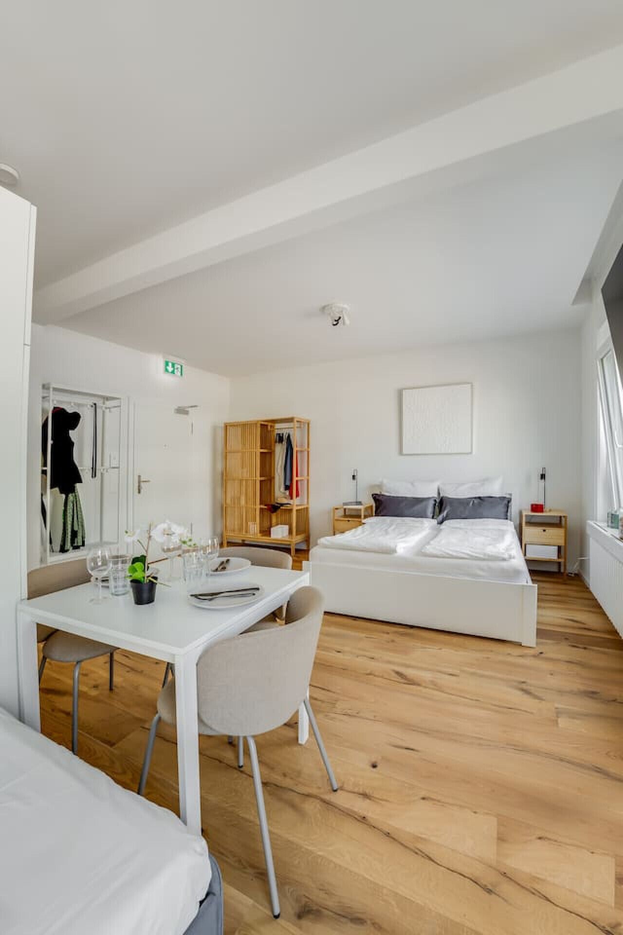 Desk, iron/ironing board, WiFi, bed sheets