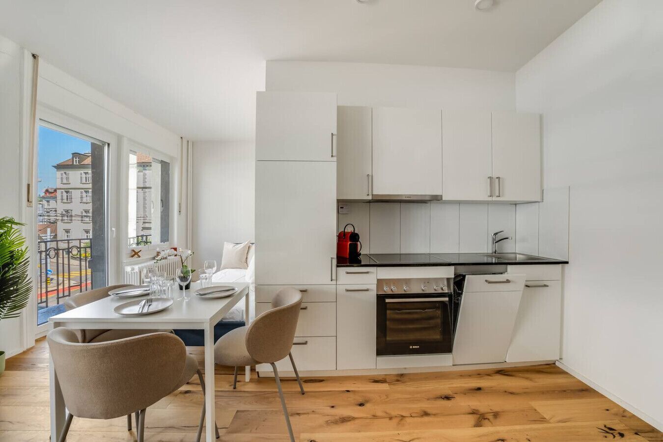 Een koelkast, een oven, een kookplaat, een vaatwasser