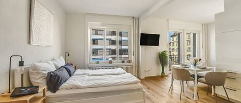 Een bureau, een strijkplank/strijkijzer, wifi, beddengoed