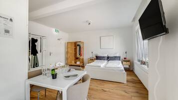 1 chambre, bureau, fer et planche à repasser, Wi-Fi