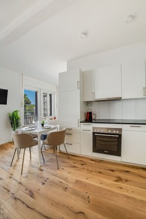 Kühlschrank, Ofen, Herdplatte, Geschirrspüler