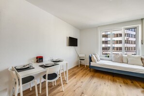 Bureau, fer et planche à repasser, Wi-Fi, draps fournis