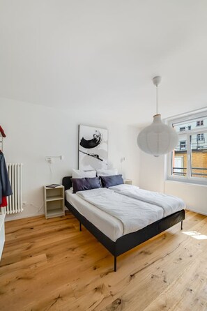 Desk, iron/ironing board, WiFi, bed sheets