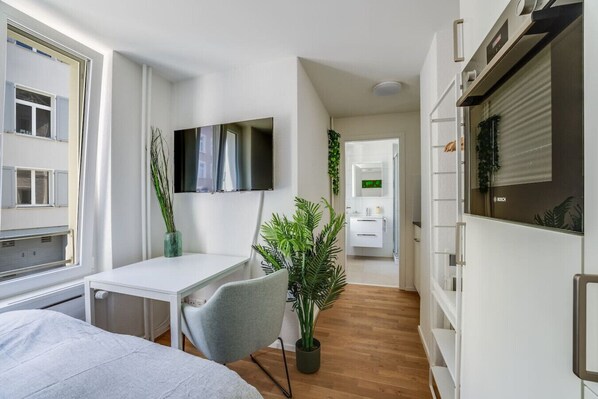 Escriptori, planxa i posts de planxar, wifi i roba de llit 