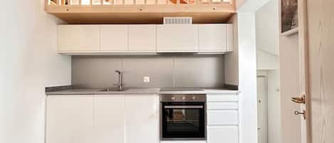 Kjøleskap, ovn, kokeplater og oppvaskmaskin