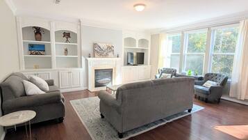 Smart-tv, een open haard, een tafeltennistafel en boeken