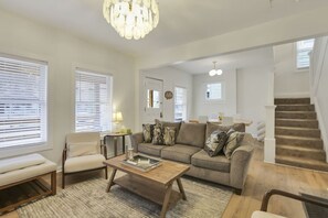 TV, fireplace - Central Columbus: Cozy Housing on Oak (Columbus)