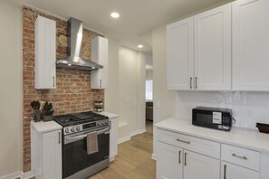 Fridge, microwave, oven, stovetop - Central Columbus: Cozy Housing on Oak (Columbus)