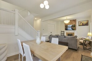 Interior - Central Columbus: Cozy Housing on Oak (Columbus)