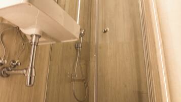 Bruser, hårtørrer, håndklæder, Sæbe