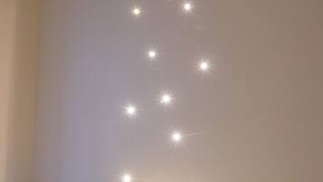 1 slaapkamer, een strijkplank/strijkijzer, wifi, beddengoed