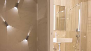 Een douche, een haardroger, handdoeken, zeep