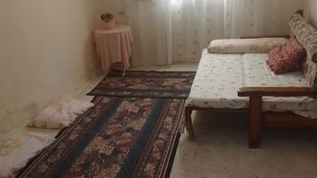 Iron/ironing board, bed sheets