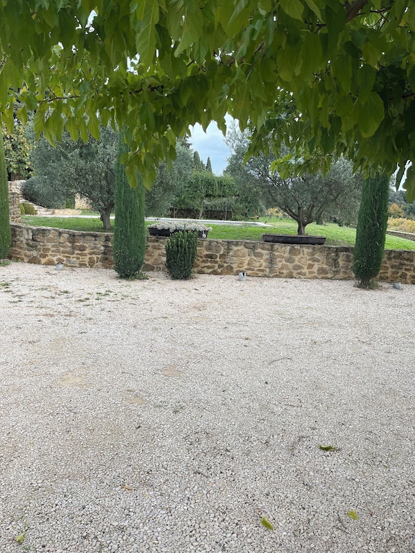 المنطقة المحيطة بالمنشأة