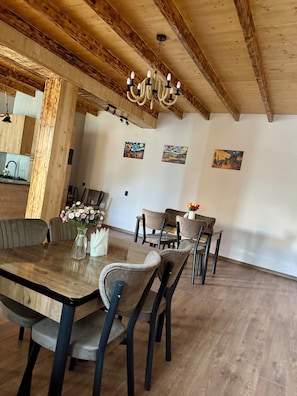 Restaurant - Royal Galaxy Kazbegi (Kazbegi)