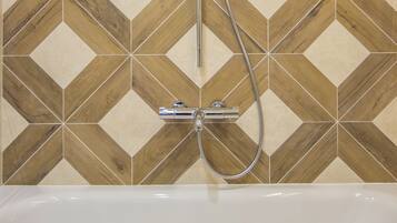 Een haardroger, handdoeken, zeep, toiletpapier