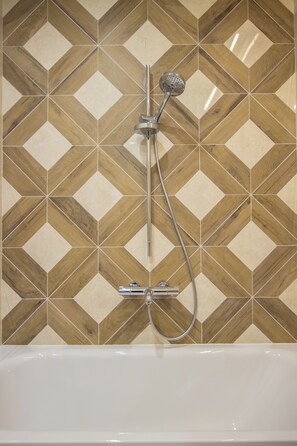 Sèche-cheveux, serviettes fournies, savon, papier toilette