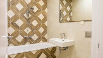 Een haardroger, handdoeken, zeep, toiletpapier