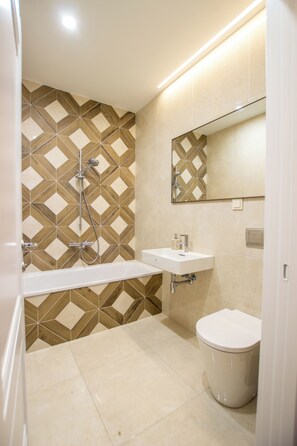 Sèche-cheveux, serviettes fournies, savon, papier toilette