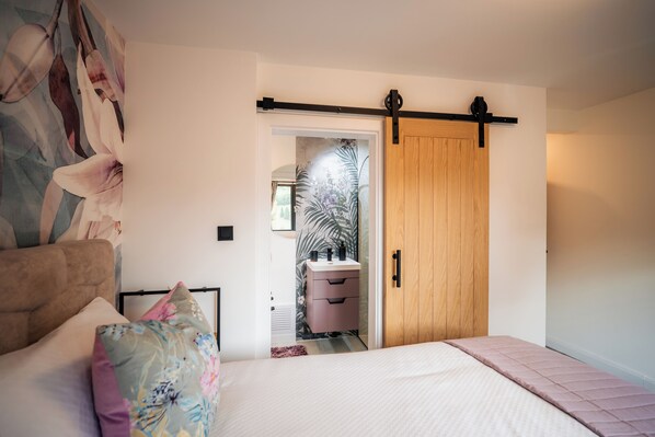 5 bedrooms, iron/ironing board, WiFi, bed sheets