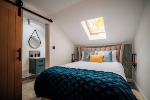 5 bedrooms, iron/ironing board, WiFi, bed sheets