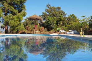 Alberca al aire libre y alberca climatizada