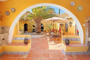 Outdoor dining - El Patio de la Loma - heated pool - total privacy - breathtaking views (Comares)