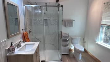 Douche, sèche-cheveux, serviettes fournies, savon