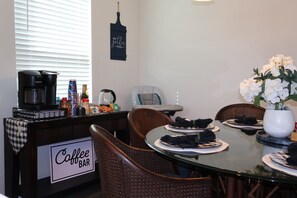 Dining - Vacation Goooooals! @ Big Blue 3BR + Game Room (San Antonio)