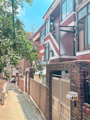 Blackout drapes, soundproofing, iron/ironing board, free WiFi - House Lotus (Seoul)