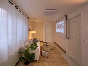 Blackout drapes, soundproofing, iron/ironing board, free WiFi - House Lotus (Seoul)