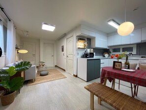 Blackout curtains, soundproofing, iron/ironing board, free WiFi - House Lotus (Seoul)