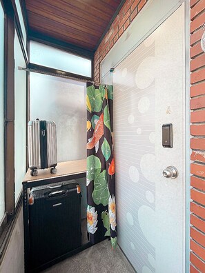 Blackout drapes, soundproofing, iron/ironing board, free WiFi - House Lotus (Seoul)
