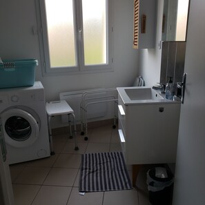 SĂšche-cheveux, serviettes fournies, savon, papier toilette