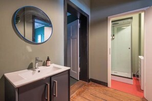 Shower, hair dryer, towels, soap - Stylish apartment in Kreuzberg (Berlin)