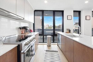 Lejlighed - 2 soveværelser - ikke-ryger - kæledyr tilladt | Privat køkken | Køleskab/fryser i fuld størrelse, mikrobølgeovn, ovn, kogeplade