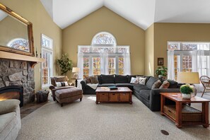 智能電視、壁爐、乒乓球設施、書籍