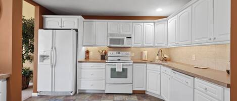 Mikroaaltouuni, uuni, liesi, astianpesukone