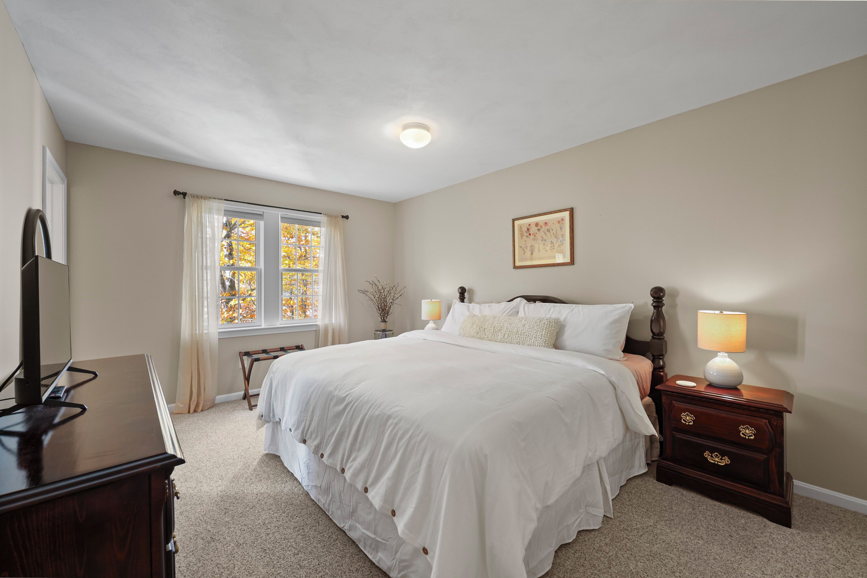 6 bedrooms, desk, iron/ironing board, travel crib