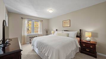 6 bedrooms, desk, iron/ironing board, travel crib