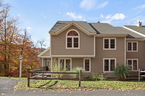 Large Mountainside Condo with Private Trail to Grouse Run