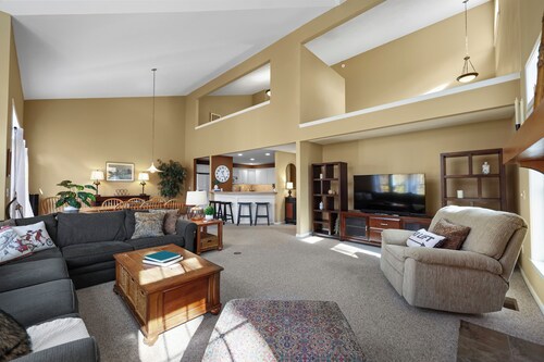 Large Mountainside Condo with Private Trail to Grouse Run