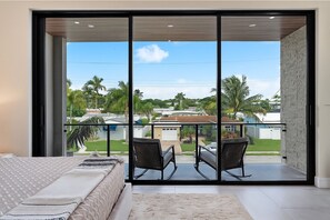 5 quartos, escrivaninha, ferros/tábuas de passar roupa