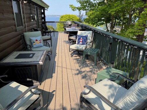 Ocean Views Charming 2-bedroom 2 bath Modern Log Cabin