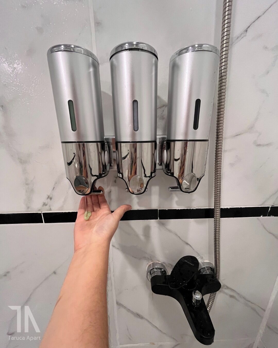 Bidet, toallas, jabón, papel higiénico