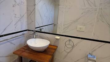 Bidet, toallas, jabón, papel higiénico