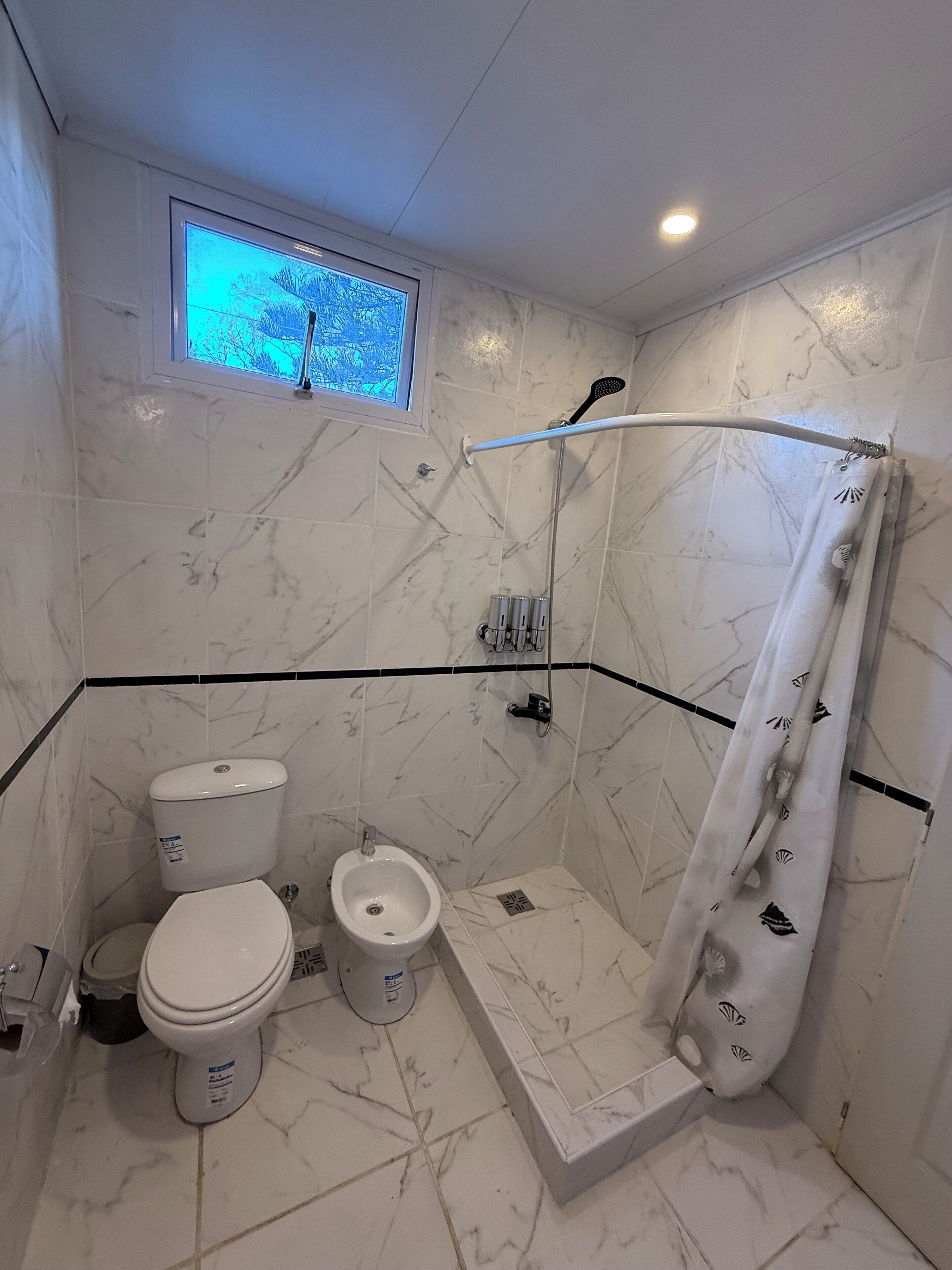 Bidet, Handtücher, Seife, Toilettenpapier