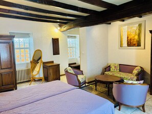 خزنة داخل الغرفة وتجهيزات عازلة للصوت ومكواة/لوح كي