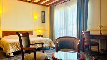 Suite, balcon, vue jardin | Coffres-forts dans les chambres, chambres insonorisées